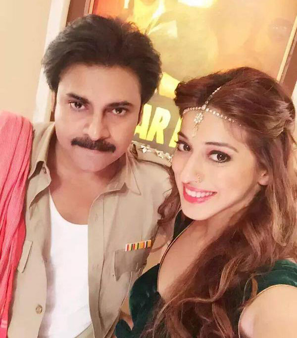 pawan kalyan new movie sardar gabbar singh,roy laxmi in sardar gabbar singh,sardar gabbar singh movie director bobby,sardar gabbar singh producer pawan kalyan  రాయ్‌లక్ష్మీ సెల్ఫీ విత్‌ పవర్‌స్టార్‌.! 